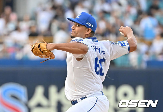 [OSEN=대구, 이석우 기자] 26일 대구삼성라이온즈파크에서 2025 신한 SOL 뱅크 KBO 리그 삼성 라이온즈와 한화 이글스의 경기가 열렸다. 홈팀 삼성은 가라비토가, 방문팀 한화는 문동주가 선발 출전했다. 삼성 라이온즈 선발 투수 가라비토가 역투하고 있다. 2025.06.26 / foto0307@osen.co.kr