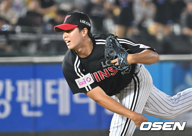 [OSEN=부산, 이석우 기자] 2일 부산 사직야구장에서 2025 신한 SOL 뱅크 KBO 리그 롯데 자이언츠와 LG 트윈스의 경기가 열렸다. 홈팀 롯데는 감보아가, 방문팀 LG는 임찬규가 선발 출전했다.LG 트윈스 박시원이 역투하고 있다. 2025.07.02 / foto0307@osen.co.kr