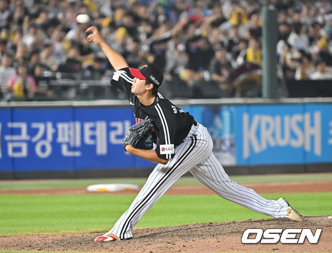 [OSEN=부산, 이석우 기자] 2일 부산 사직야구장에서 2025 신한 SOL 뱅크 KBO 리그 롯데 자이언츠와 LG 트윈스의 경기가 열렸다. 홈팀 롯데는 감보아가, 방문팀 LG는 임찬규가 선발 출전했다.LG 트윈스 박시원이 역투하고 있다. 2025.07.02 / foto0307@osen.co.kr