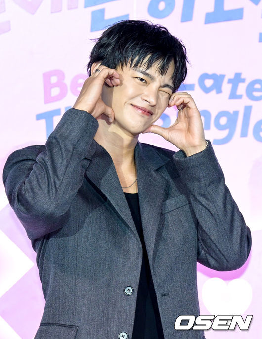 [OSEN=조은정 기자]넷플릭스(Netflix)의 새로운 연애 리얼리티 예능 '모태솔로지만 연애는 하고 싶어' 제작발표회가 3일 서울 용산구 CGV용산아이파크홀에서 열렸다.이날 행사에는 조욱형 PD, 김노은 PD, 원승재 PD, 서인국, 강한나, 이은지, 카더가든이 참석했다.배우 서인국이 포즈를 취하고 있다. 2025.07.03 /cej@osen.co.kr