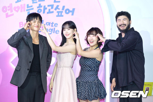 [OSEN=조은정 기자]넷플릭스(Netflix)의 새로운 연애 리얼리티 예능 '모태솔로지만 연애는 하고 싶어' 제작발표회가 3일 서울 용산구 CGV용산아이파크몰에서 열렸다.이날 행사에는 조욱형 PD, 김노은 PD, 원승재 PD, 서인국, 강한나, 이은지, 카더가든이 참석했다.서인국, 강한나, 이은지, 카더가든이 포즈를 취하고 있다. 2025.07.03 /cej@osen.co.kr