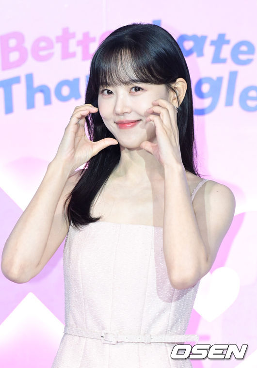 [OSEN=조은정 기자]넷플릭스(Netflix)의 새로운 연애 리얼리티 예능 '모태솔로지만 연애는 하고 싶어' 제작발표회가 3일 서울 용산구 CGV용산아이파크몰에서 열렸다.이날 행사에는 조욱형 PD, 김노은 PD, 원승재 PD, 서인국, 강한나, 이은지, 카더가든이 참석했다.배우 강한나가 포즈를 취하고 있다. 2025.07.03 /cej@osen.co.kr