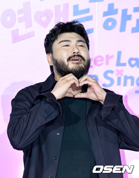 [OSEN=조은정 기자]넷플릭스(Netflix)의 새로운 연애 리얼리티 예능 '모태솔로지만 연애는 하고 싶어' 제작발표회가 3일 서울 용산구 CGV용산아이파크몰에서 열렸다.이날 행사에는 조욱형 PD, 김노은 PD, 원승재 PD, 서인국, 강한나, 이은지, 카더가든이 참석했다.카더가든이 포즈를 취하고 있다. 2025.07.03 /cej@osen.co.kr