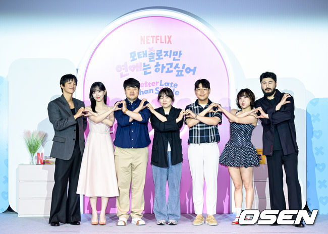 [OSEN=조은정 기자]넷플릭스(Netflix)의 새로운 연애 리얼리티 예능 '모태솔로지만 연애는 하고 싶어' 제작발표회가 3일 서울 용산구 CGV용산아이파크홀에서 열렸다.이날 행사에는 조욱형 PD, 김노은 PD, 원승재 PD, 서인국, 강한나, 이은지, 카더가든이 참석했다.배우 서인국, 강한나, 조욱형PD, 김노은PD, 원승재PD, 방송인 이은지,  카더가든이 포즈를 취하고 있다. 2025.07.03 /cej@osen.co.kr