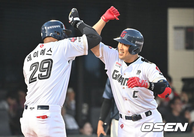 [OSEN=부산, 이석우 기자] 2일 부산 사직야구장에서 2025 신한 SOL 뱅크 KBO 리그 롯데 자이언츠와 LG 트윈스의 경기가 열렸다. 홈팀 롯데는 감보아가, 방문팀 LG는 임찬규가 선발 출전했다.롯데 자이언츠 전준우가 4회말 1사 1루 좌중월 2점 홈런을 치고 하이파이브를 하고 있다. 2025.07.02 / foto0307@osen.co.kr