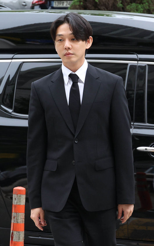 [OSEN=조은정 기자] 마약류 투약 혐의를 받고 있는 배우 유아인(본명 엄홍식)이 24일 오전 11시 서울중앙지법에서 열린 구속 전 피의자 심문(영장실질심사)에 출석하고 있다.유아인은 현재 프로포폴 상습 투약 혐의 외에도 국립과학수사연구원 정밀감식 결과 검출 된 대마류, 케타민, 코카인, 졸피뎀 투약 혐의를 받고 있다. 구속 여부는 이르면 이날 오후 결정될 예정이다. 2023.05.24 /cej@osen.co.kr