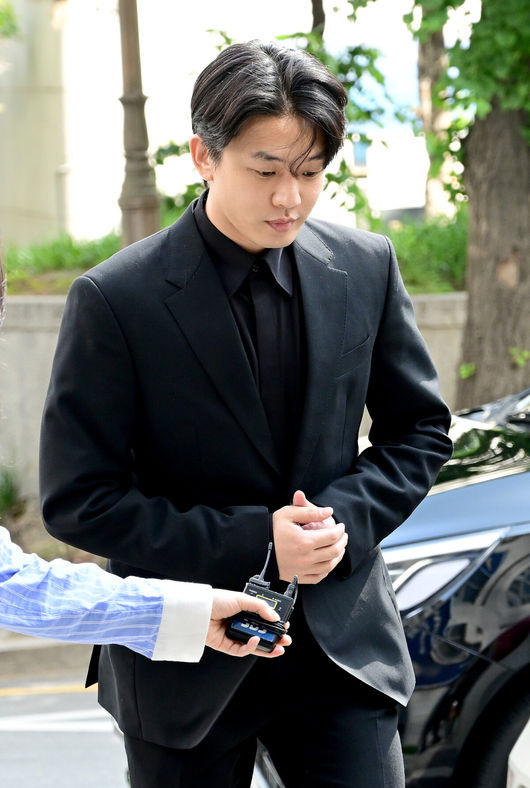 [OSEN=김성락 기자] 배우 유아인(37·엄홍식)이 16일 오전 서울 경찰청 마약범죄수사대에서 프로포폴 및 마약류 투약 혐의에 대해 피의자 신분으로 출석했다.배우 유아인이 경찰청으로 들어서고 있다. 2023.05.16 /ksl0919@osen.co.kr