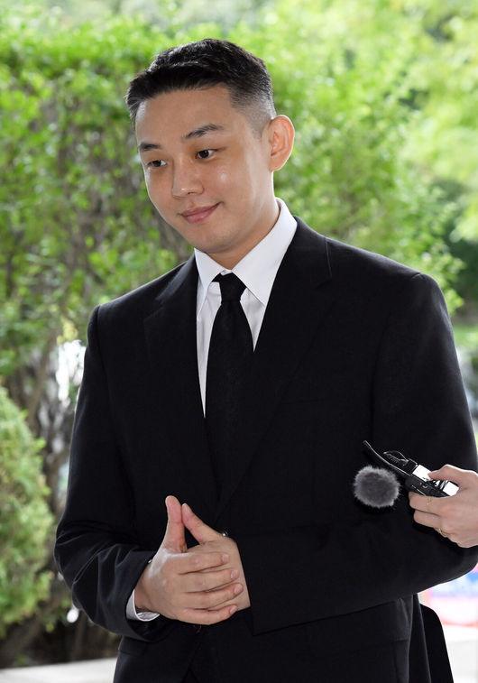 [OSEN=김성락 기자] 3일 오후 서울 서초구 서울중앙지법에서 배우 유아인(본명 엄홍식)의 마약혐의 1심 공판이 열렸다. 유아인은 프로포폴 등 의료용 마약류를 상습 투약한 혐의를 받고 있다. 배우 유아인이 법정으로 들어서고 있다. 2024.09.03 / ksl0919@osen.co.kr
