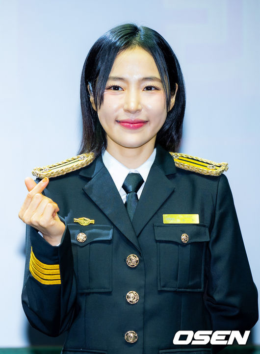 [OSEN=민경훈 기자] 19일 서울 중로구 CGV피카디리1958 피카디리홀에서 세대 공감 뮤직쇼 '트롯열차-피카디리역' 프레스콜 행사가 열렸다.이번 공연은 1970년대부터 현재까지 시대별 트로트 명곡을 중심으로 구성돼, 부모 세대에게는 향수를, 자녀 세대에게는 공감과 새로운 문화 체험을 선사할 예정이다.가수 홍자가 포토타임을 갖고 있다. 2025.06.19 /rumi@osen.co.kr