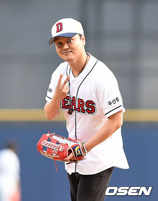 [OSEN=잠실, 이대선 기자] 27일 오후 서울 잠실야구장에서 '2014 한국야쿠르트 세븐 프로야구' 두산 베어스와 넥센 히어로즈의 경기가 열렸다.경기에 앞서 배우 김민교가 시구를 하고 있다.두산과 넥센은 유희관과 하영민을 선발로 내세웠다.두산 선발로는 유희관이 나선다. 유희관은 최근 6경기에서 QS가 없다. 4월에는 리그 월간 MVP였을 정도로 거침이 없었지만, 어느덧 시즌 평균자책점이 5.04까지 치솟았다. 또한 선발 3연패 중이다. 좋지 않은 분위기를 뒤집을 호투가 필요하다.넥센 하영민은 10경기에서 3승 2패, 평균자책점 5.56을 기록하며 팀 마운드의 한 축으로 성장해 나가고 있다. 퀄리티 스타트(QS)도 3차례 있었다.하지만 2경기 연속으로 QS로 좋은 모습을 보이지는 못했다. 지난 등판인 20일 목동 넥센전에서 6⅓이닝 8피안타 3실점 한 하영민은 두산 타선을 맞아 자신의 첫 연속경기 QS에 도전한다.넥센과 두산의 타선 대결도 흥미롭다. 박병호-강정호로 이어지는 장타력의 넥센, 짜임새가 돋보이는 두산의 화력 대결이 본격적으로 벌어지면 타격전이 될 가능성은 언제든 생긴다./sunday@osen.co.kr