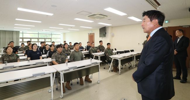 박노준 우석대 총장이 3일 충북 괴산에 위치한 육군학생군사학교를 방문해 하계 전투지휘자훈련에 임하고 있는 학군사관후보생들을 격려했다. / 우석대