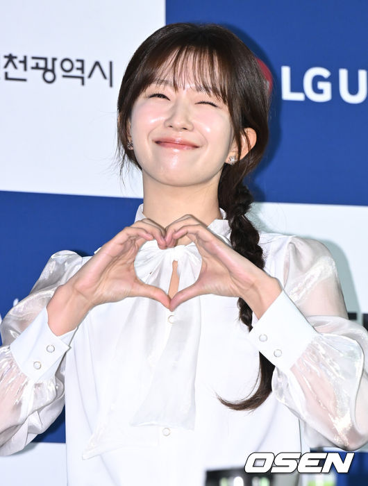 [OSEN=조은정 기자]청룡시리즈어워즈 핸드프리팅 행사가 25일 오전 서울 영등포구 CGV 여의도에서 열렸다.이날 행사에는 이번 행사에는 2024년 7월에 열린 제3회 청룡시리즈어워즈 드라마 부문 수상자 임시완, 박보영, 안재홍, 금해나, 이정하, 고윤정과 예능 부문 수상자 신동엽, 장도연, 곽준빈, 윤가이가 참석했다.배우 윤가이가 포즈를 취하고 있다. 2025.06.25 /cej@osen.co.kr
