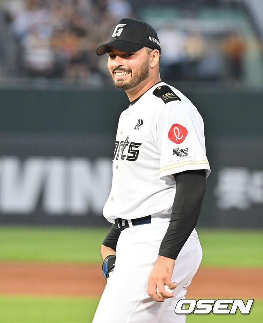 [OSEN=부산, 이석우 기자] 2일 부산 사직야구장에서 2025 신한 SOL 뱅크 KBO 리그 롯데 자이언츠와 LG 트윈스의 경기가 열렸다. 홈팀 롯데는 감보아가, 방문팀 LG는 임찬규가 선발 출전했다.롯데 자이언츠 선발 투수 감보아가 5회초 2사 1,2루 LG 트윈스 문성주의 운좋은 1루 내야 안타에 허탈한 웃음을 보이고 있다. 2025.07.02 / foto0307@osen.co.kr