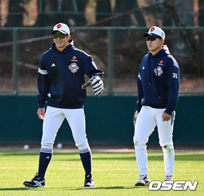 [OSEN=미야자키(일본), 지형준 기자]20일 일본 미야자키 히나타 히무카 스타디움에서 두산 베어스 2차 스프링캠프 2일차 훈련이 진행됐다.지난 18일 2차 스프링캠프지인 일본 미야자키로 출국한 두산은'구춘 대회'포함7차례 연습경기를 치를 예정이다.두산 김민석, 추재현이 수비 훈련을 하고 있다. 2025.02.20 /jpnews@osen.co.kr