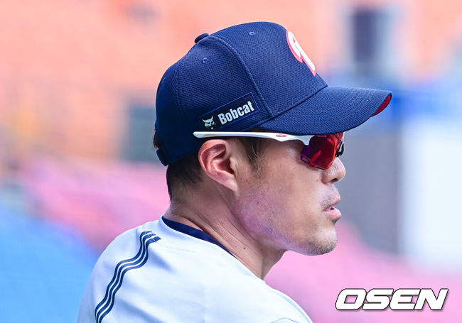 [OSEN=잠실, 지형준 기자] 3일 오후 서울 잠실구장에서 ‘2025 신한 SOL Bank KBO리그’ 두산 베어스와 삼성 라이온즈의 경기가 열렸다.두산은 곽빈, 삼성은 최원태가 선발로 나섰다.경기에 앞서 두산 조성환 감독대행이 훈련을 지켜보고 있다. 2025.07.03 