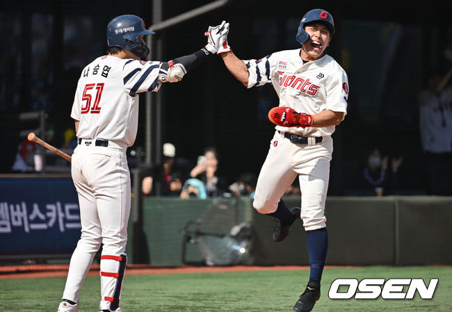 [OSEN=부산, 이석우 기자] 4일 부산 사직야구장에서 2025 신한 SOL 뱅크 KBO 리그 롯데 자이언츠와 NC 다이노스의 경기가 열렸다. 홈팀 롯데는 반즈, 방문팀 NC는 김녹원이 선발 출전했다.롯데 자이언츠 황성빈이 4회말 2사 만루 레이예스의 싹쓸이 좌중간 2루타때 득점을 올리고 환호하고 있다. 2025.05.04 / foto0307@osen.co.kr