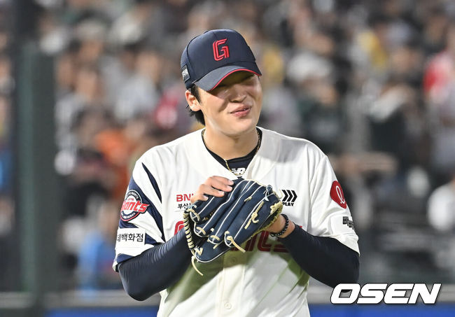 [OSEN=부산, 이석우 기자] 3일 부산 사직야구장에서 2025 신한 SOL 뱅크 KBO 리그 롯데 자이언츠와 LG 트윈스의 경기가 열렸다. 홈팀 롯데는 이민석이, 방문팀 LG는 손주영이 선발 출전했다.롯데 자이언츠 선발 투수 이민석이 6회초 2사 1루 LG 트윈스 박동원을 3루 땅볼로 잡고 기뻐하고 있다. 2025.07.03 / foto0307@osen.co.kr