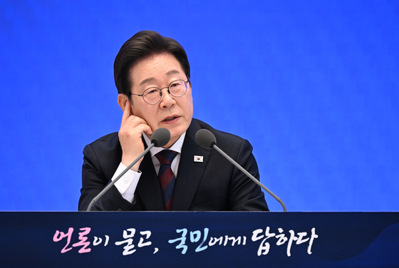 이재명 대통령이 3일 서울 종로구 청와대 영빈관에서 열린 취임 첫 공식 기자회견 '대통령의 30일, 언론이 묻고 국민에게 답하다'에 참석해 기자 질문에 답변하고 있다. 대통령실사진기자단 