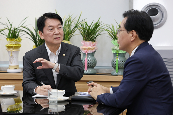 국민의힘 혁신위원장으로 내정된 안철수 의원(왼쪽)이 2일 국회에서 송언석 비상대책위원장 겸 원내대표와 면담하고 있다. 안 의원은 “코마 상태인 국민의힘을 살려내겠다”고 말했다. [뉴스1]