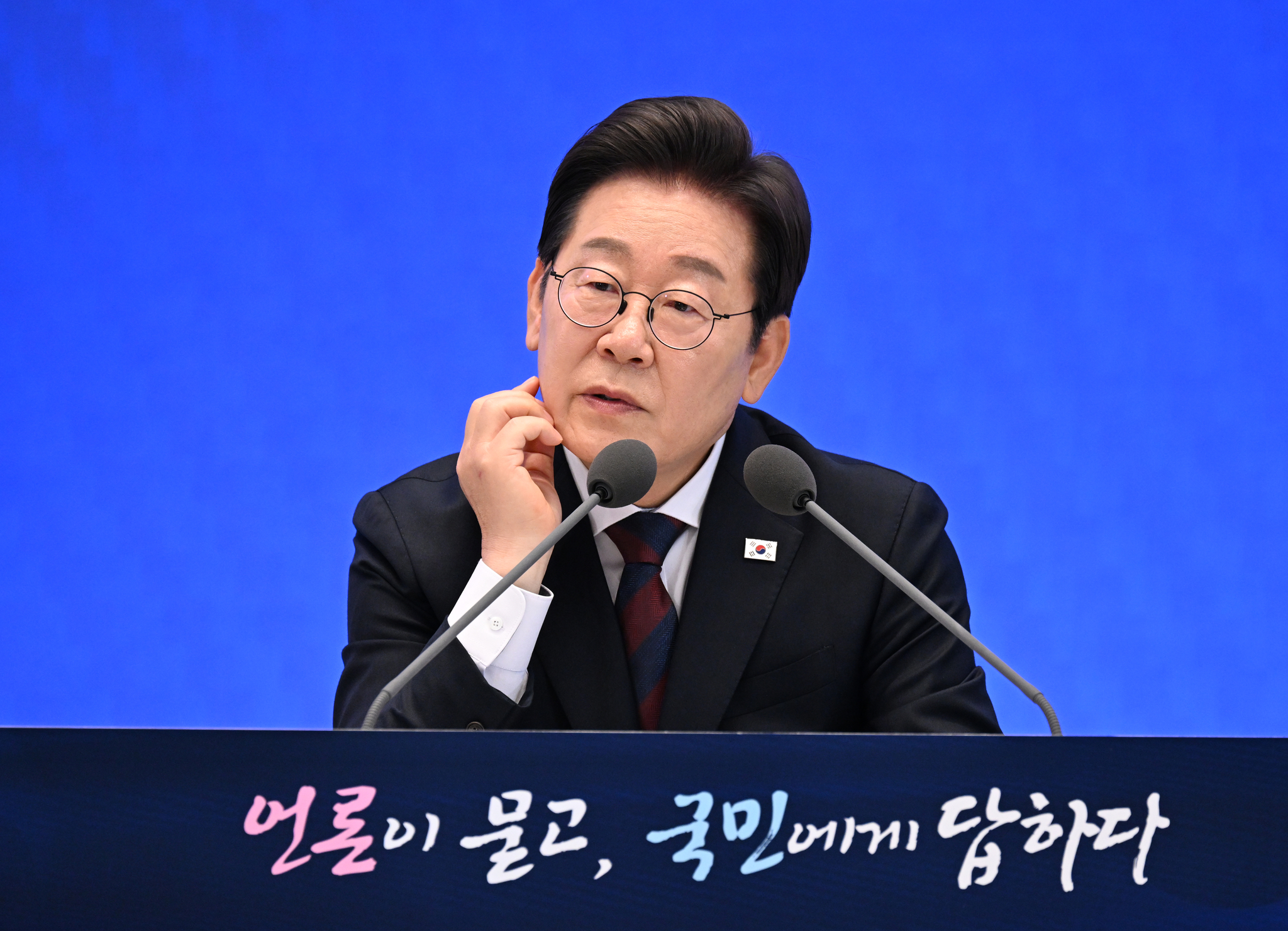 이재명 대통령이 3일 서울 종로구 청와대 영빈관에서 열린 취임 첫 공식 기자회견 '대통령의 30일, 언론이 묻고 국민에게 답하다'에 참석해 기자 질문에 답변하고 있다. 연합뉴스