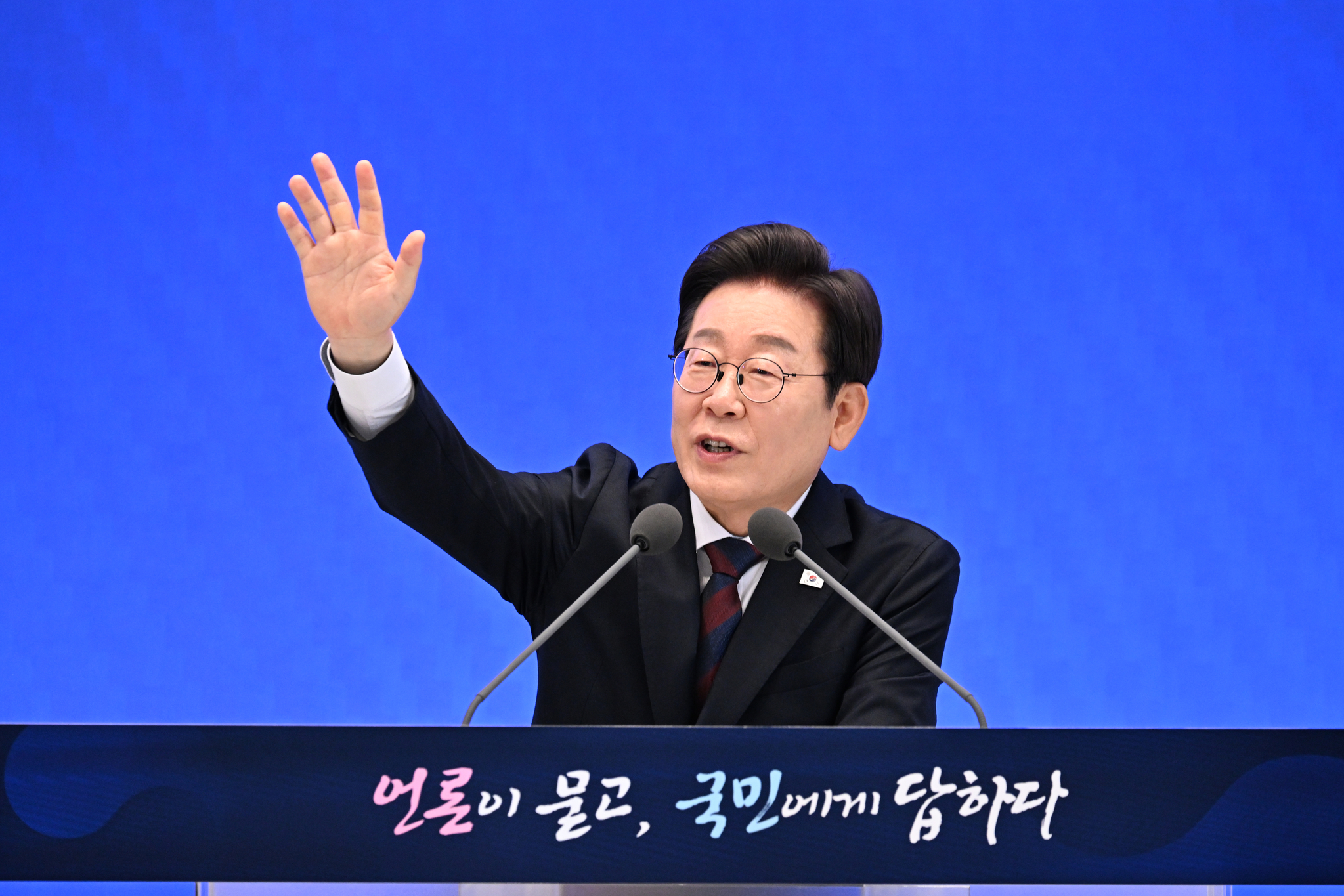 이재명 대통령이 3일 서울 종로구 청와대 영빈관에서 열린 취임 첫 공식 기자회견 '대통령의 30일, 언론이 묻고 국민에게 답하다'에 참석해 기자 지문에 다변하고 있다. 연합뉴스