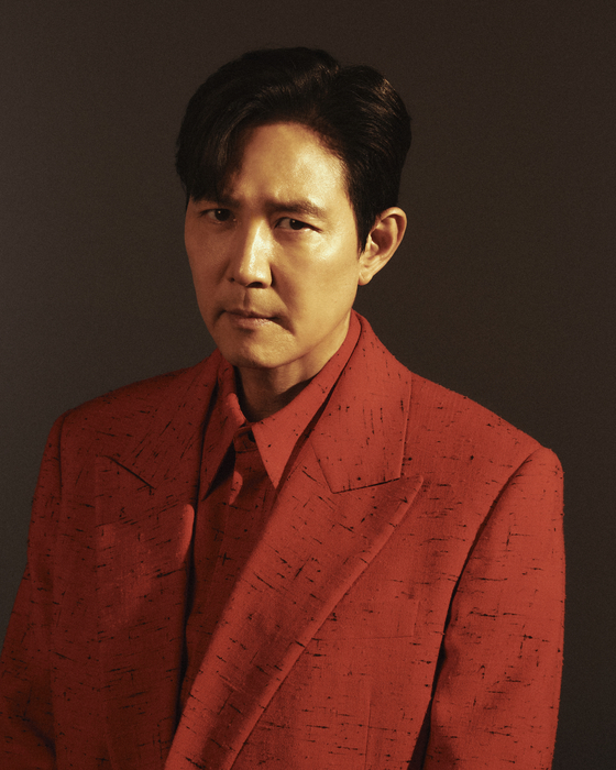 이정재는 '오징어 게임'의 가장 인상깊은 순간으로 팬들의 반응을 꼽았다. "여러가지 해석, 그리고 또 다른 가설도 신기하고 유머글이나 영상을 만드시는 것 보면 감탄만 나온다. 그런 정성과 시간을 들여 만들어주신다는 것 자체가 가장 감사한 일"이라고 말했다. 사진 넷플릭스