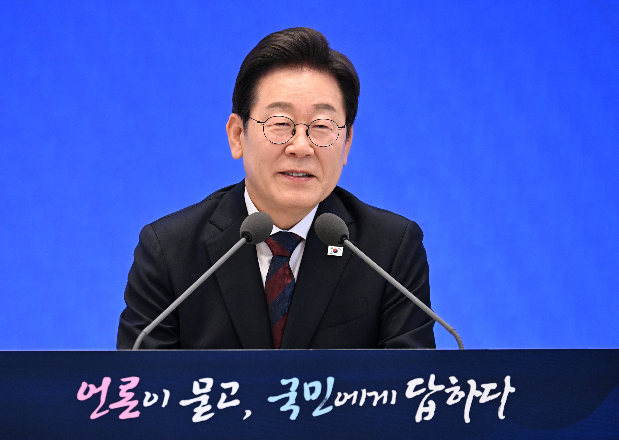 이재명 대통령이 3일 서울 종로구 청와대 영빈관에서 열린 취임 첫 공식 기자회견 '대통령의 30일, 언론이 묻고 국민에게 답하다'에 참석해 발언하고 있다. 연합뉴스