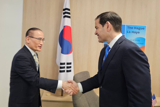 네덜란드 헤이그에서 개최된 북대서양조약기구(NATO·나토) 정상회의에 이재명 대통령을 대신해 참석한 위성락 국가안보실장이 지난달 25일(현지시간) 마르코 루비오 미국 국무장관 겸 국가안보보좌관과 면담에서 악수하고 있다. 대통령실