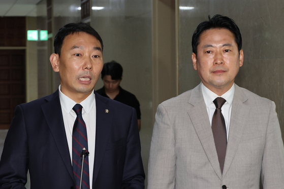 국회 법제사법위원회 여야 간사인 더불어민주당 김용민 의원(왼쪽)과 국민의힘 장동혁 의원이 2일 서울 여의도 국회에서 상법개정안 처리에 합의한 뒤 취재진에게 합의 내용을 설명하고 있다. 연합뉴스