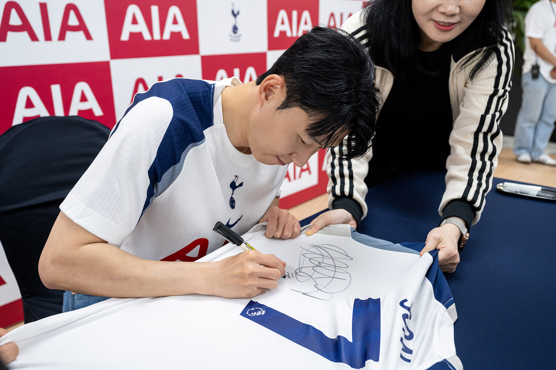 토트넘 손흥민이 AIA 행사에서 사인을 하고 있다. [사진 AIA생명]