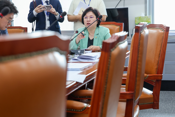 국회 과학기술정보방송통신위원회 정보통신방송법안심사소위원장인 김현 더불어민주당 간사가 2일 오후 서울 여의도 국회에서 열린 제426회국회(임시회) 제2차 법안심사소위 회의에서 국민의힘 불참 속 발언하고 있다. 뉴스1
