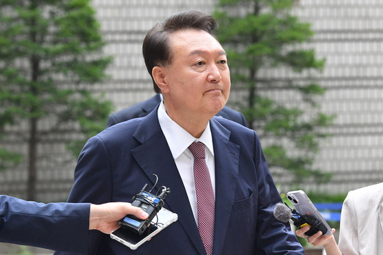 윤석열 전 대통령이 3일 서울 서초구 서울중앙지방법원에서 열린 내란 우두머리 혐의와 직권남용 및 권리행사 방해 혐의 사건 9차 공판에 출석하고 있다. 뉴시스