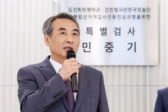 윤석열 전 대통령의 부인 김건희 여사 의혹 관련 사건을 맡은 민중기 특별검사가 2일 오전 서울 종로구 KT광화문빌딩 웨스트에 마련된 특검 사무실에서 현판 제막을 마친 뒤 발언하고 있다. 김종호 기자