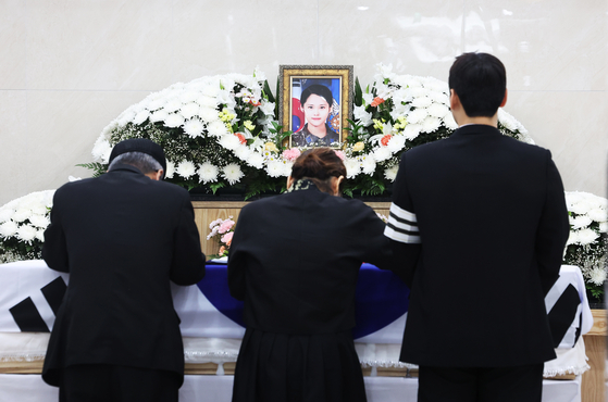 지난해 7월 20일 오전 경기도 성남시 국군수도병원 장례식장에서 엄수된 공군 성추행 피해자 고(故) 이예람 중사 영결식에서 유가족이 헌화하고 있다. 연합뉴스