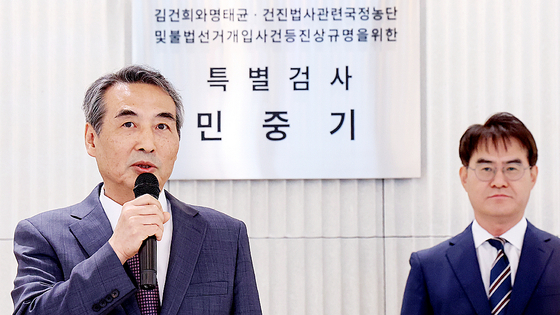  김건희 특검팀은 3일 김건희 여사가 연루됐다는 의혹이 제기된 삼부토건 주가조작 사건과 관련 서울 종로구의 삼부토건 본사 사무실을 압수수색했다. 뉴스1