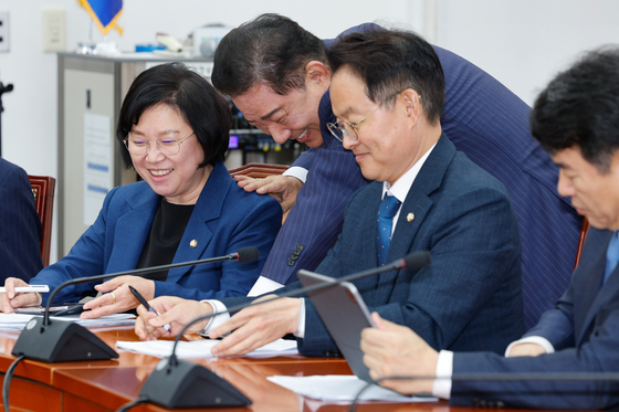 김병기 더불어민주당 대표 직무대행 겸 원내대표가 3일 오전 서울 여의도 국회에서 정책조정회의에 앞서 김현 과학기술정보방송통신위원회 간사와 대화하고 있다. 뉴스1
