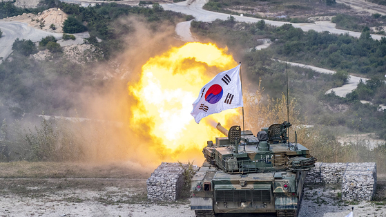 2022년 9월 경기도 포천시 승진과학화훈련장에서 대한민국 방위산업전시회 사전 행사로 육군이 대규모 기동화력시범을 선보이는 가운데 K2 흑표 전차가 전차포 사격을 하는 모습. [사진 육군]