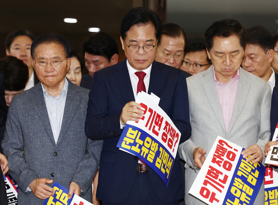 송언석 국민의힘 비상대책위원장 겸 원내대표가 본회의가 열린 3일 오후 서울 여의도 국회 로텐더홀에서 김민석 국무총리 후보자 임명을 규탄하는 피켓팅을 마치고 굳은 표정을 하고 있다. 뉴스1