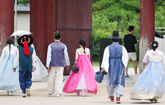 2일 서울 종로구 경복궁에서 외국인 관광객이 한복을 입고 발걸음을 옮기는 모습. 연합뉴스