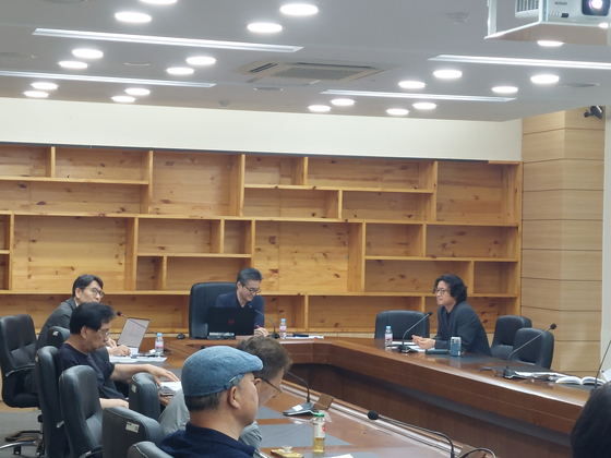 3일 한국학중앙연구원에서 열린 '농정회요' 발견 보고 및 자문 회의에서 연구원 장서각의 이창일 고문서연구실장(가운데)이 발견 경위와 책의 학술적 가치를 설명하고 있다. 사진 한국학중앙연구원 