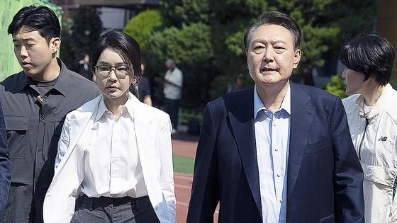  윤석열 전 대통령과 김건희 여사가 제21대 대통령 선거일인 지난달 3일 오전 서울 서초구 원명초등학교 투표소에서 투표를 마치고 차량으로 이동하고 있다. 장진영 기자