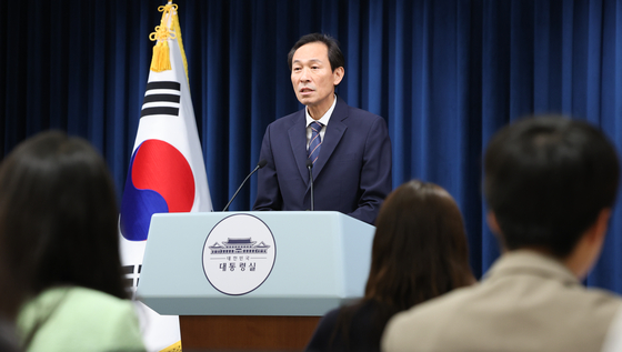 우상호 정무수석이 3일 서울 용산구 대통령실 청사에서 야5당 지도부 오찬 관련 브리핑을 하고 있다. 뉴스1