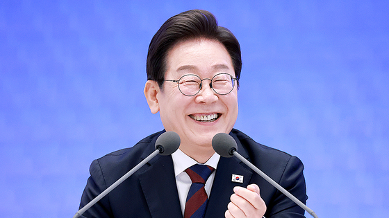  이재명 대통령이 3일 청와대 영빈관에서 '대통령의 30일, 언론이 묻고 국민에게 답하다' 기자회견을 하며 미소짓고 있다. 연합뉴스