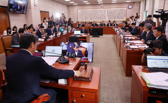 이춘석 국회 법사위원장이 3일 오전 국회에서 열린 법제사법위원회 저체회의에서 의사봉을 두드리고 있다. 임현동 기자/20250703