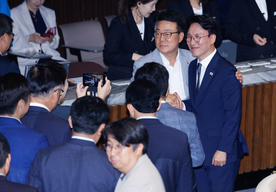 김민석 국무총리 후보자가 3일 오후 서울 여의도 국회에서 열린 제426회국회(임시회) 제4차 본회의에서 본인의 임명동의안에 무기명 투표를 하기 위해 줄 선 동료 의원들과 기념 촬영하고 있다.뉴스1