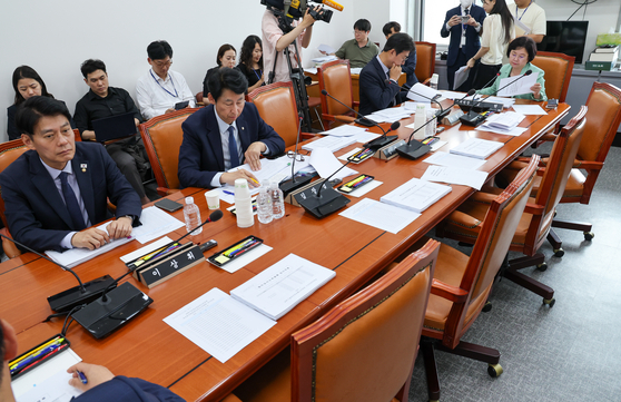 국회 과학기술정보방송통신위원회 정보통신방송법안심사소위원장인 김현 더불어민주당 간사가 2일 오후 서울 여의도 국회에서 열린 제426회국회(임시회) 제2차 정보통신방송법안심사소위원회에서 국민의힘 불참 속 방송 3법 논의를 위해 의사봉을 두드리고 있다. 뉴스1
