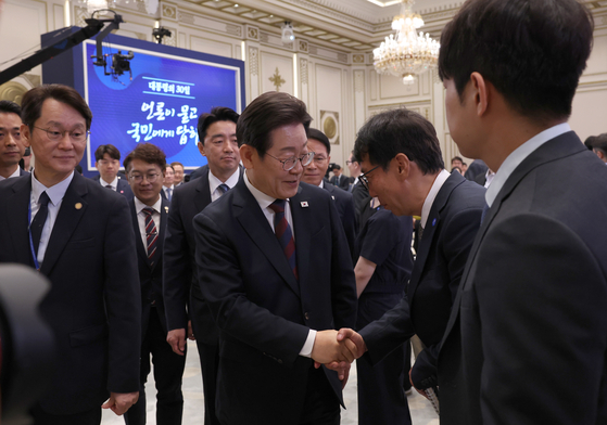 이재명 대통령이 3일 서울 종로구 청와대 영빈관에서 열린 취임 첫 공식 기자회견 '대통령의 30일, 언론이 묻고 국민에게 답하다'를 마친 후 기자들과 인사하고 있다. 대통령실사진기자단