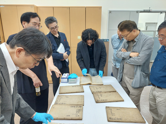 3일 한국학중앙연구원에서 열린 '농정회요' 발견 보고 및 자문 회의에서 참석자들이 새롭게 발견된 '농정회요' 완질본을 살펴보고 있다. 사진 한국학중앙연구원