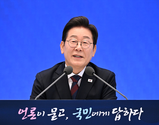 이재명 대통령이 3일 서울 종로구 청와대 영빈관에서 열린 취임 첫 공식 기자회견 '대통령의 30일, 언론이 묻고 국민에게 답하다'에서 취재진의 질문에 답하고 있다. 대통령실사진기자단