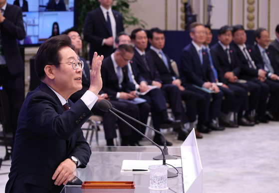 이재명 대통령이 3일 서울 종로구 청와대 영빈관에서 열린 취임 첫 공식 기자회견 '대통령의 30일, 언론이 묻고 국민에게 답하다'에 참석해 기자 질문에 답변하고 있다. 대통령실사진기자단